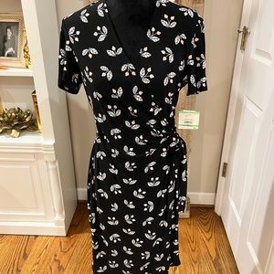 Anne Klein Black print Devonshire wrap dress short sleeved. Size 8. NWT.